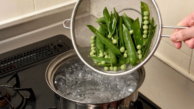 沸騰した湯に塩を加え、豆とさやを入れて2～3分茹でる