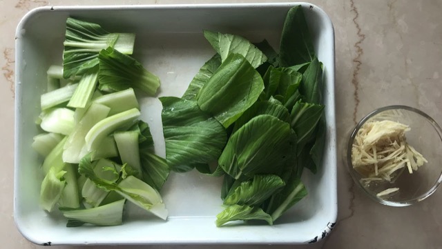 切ったチンゲン菜は茎と葉に分けておく