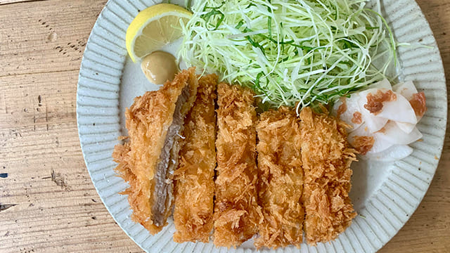 油の温度と揚げ方でとんかつがサクッと！大根付け合わせも紹介