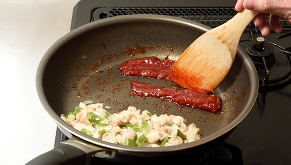 トマトケチャップを炒めて焼きケチャップを作る