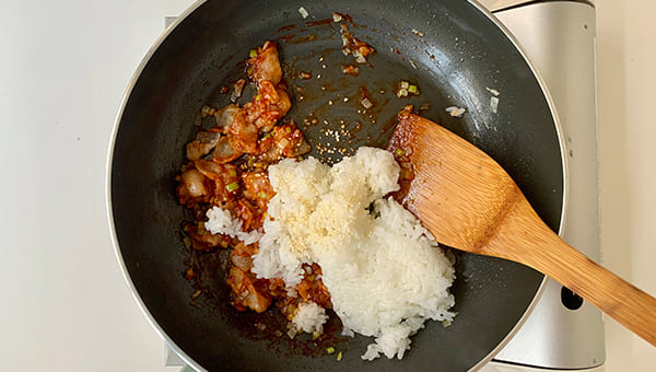 ご飯を入れてトマトケチャップライスを作る