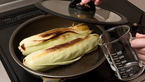 水を加えてふたをし、蒸し焼きにする