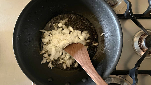 タマネギを豚肉の油で炒める