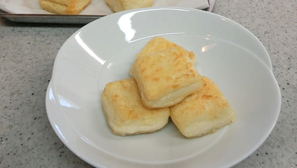 豆腐の油を切って器に盛る