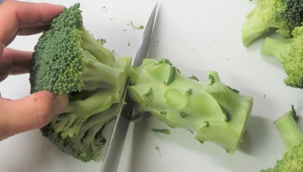 簡単な下ごしらえでブロッコリーの茎も食べられる