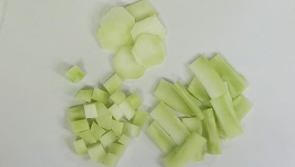 ブロッコリーの茎はサラダ、炒め物、スープなどに使える