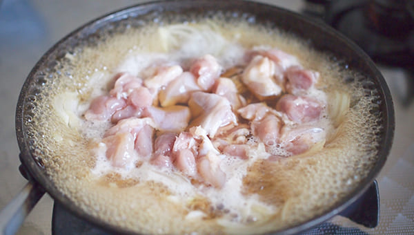 鶏肉を入れて煮る