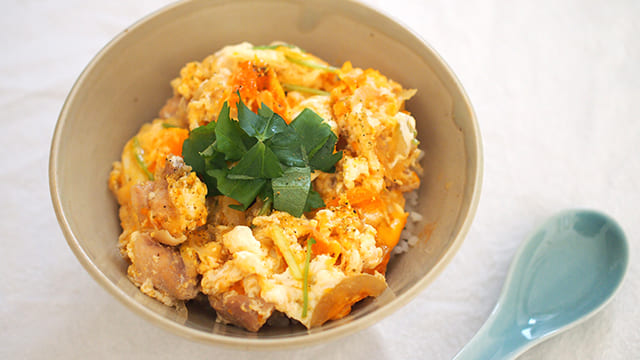 めんつゆで簡単親子丼！卵を混ぜすぎないのがふわトロ食感のコツ