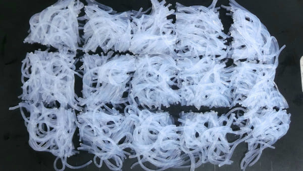 茹でた春雨を3cmくらいに切る 茹でた春雨を3cmくらいに切る