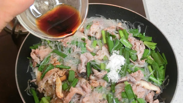 ニラを加え、調味料を入れる ニラを加え、調味料を入れる