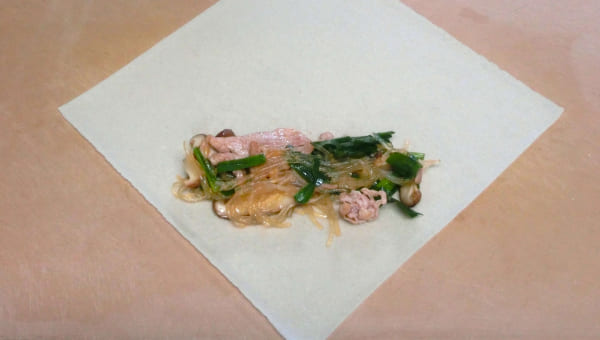 皮の角を手前にし、具材を置く 皮の角を手前にし、具材を置く