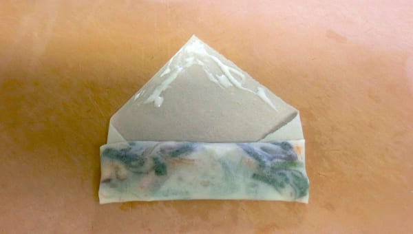 もう一度巻いてから、向こう側の皮の端にのりを付ける もう一度巻いてから、向こう側の皮の端にのりを付ける